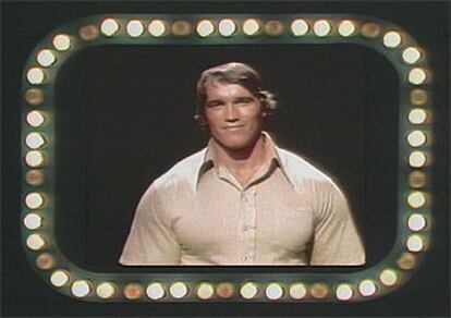 Arnold Schwarzenegger nació en Austria hace 56 años. De pequeño se aficionó al culturismo y llegó a lo más alto (tres veces Mister Universo). En 1968 emigró a Estados Unidos, y cinco años después salía de esta guisa en un programa de televisión para encontrar novia. Sus primeros pinitos en la gran pantalla le vinieron de su condición de musculitos (<i>Conan el bárbaro</i>, por ejemplo), pero el éxito de la serie <i>Terminator</i> y su habilidad para dar un toque de comedia a sus intervenciones le lanzaron a la primera división de Hollywood.