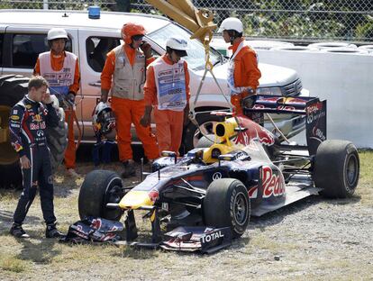 Vettel observa el coche tras el accidente