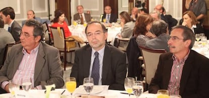 Toni Ferrer, de UGT, Antonio González, del Ministerio de Trabajo, y Ramón Gorriz, de CC OO.