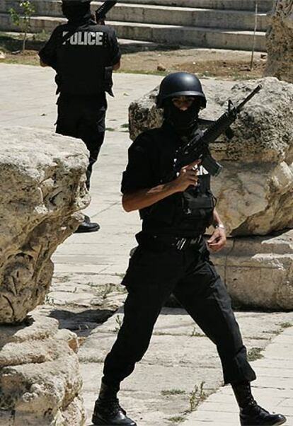 Dos policías patrullan cerca del anfiteatro de Ammán tras el atentado.