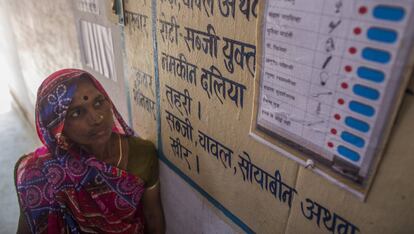 Mujer votante en un centro de votaci&oacute;n en Varanasi. Durante esos comicios, una delegaci&oacute;n de siete pa&iacute;ses visit&oacute; la India para aprender m&aacute;s sobre su organizaci&oacute;n electoral.
