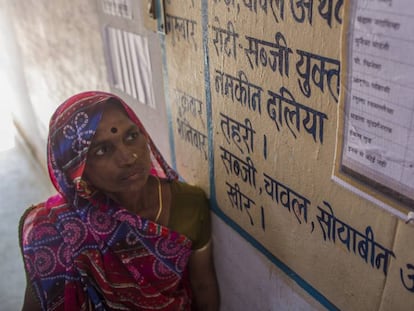 Mujer votante en un centro de votaci&oacute;n en Varanasi. Durante esos comicios, una delegaci&oacute;n de siete pa&iacute;ses visit&oacute; la India para aprender m&aacute;s sobre su organizaci&oacute;n electoral.