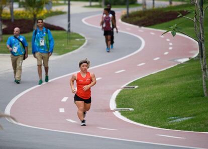 Una atleta entrenando en la Villa Paralímpica.