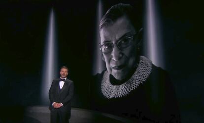 Jimmy Kimmel presenta un segmento In Memoriam mientras una imagen de la difunta jueza de la Corte Suprema Ruth Bader Ginsburg aparece en la pantalla.
