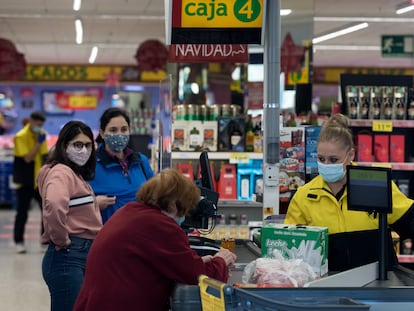 Una mujer paga este miércoles en la caja de un supermercado de Alcorcón.