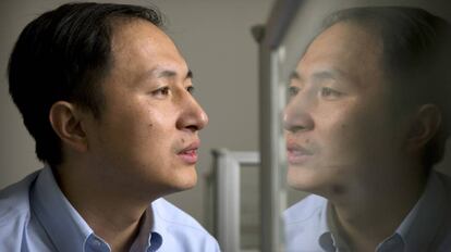 He Jiankui refletido na tela do computador de seu laboratório, na universidade chinesa de Shenzhen