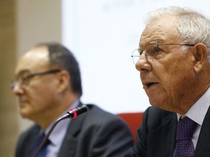 El gobernador del Banco de Espa&ntilde;a, Luis Mar&iacute;a Linde (i), en la presentaci&oacute;n del libro &quot;Lecciones de Econom&iacute;a Pol&iacute;tica&quot; de Knut Wicksell, junto a Jos&eacute; Ram&oacute;n &Aacute;lvarez Rendueles (d), director de la obra.