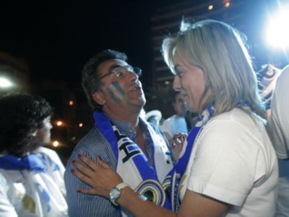 Sonia Castedo y Enrique Ortiz celebran el ascenso a Primera del Hércules en junio de 2010.