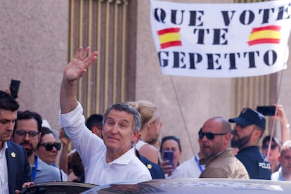 El líder del PP, Alberto Núñez Feijóo, se despide, tras la protesta convocada por su partido.