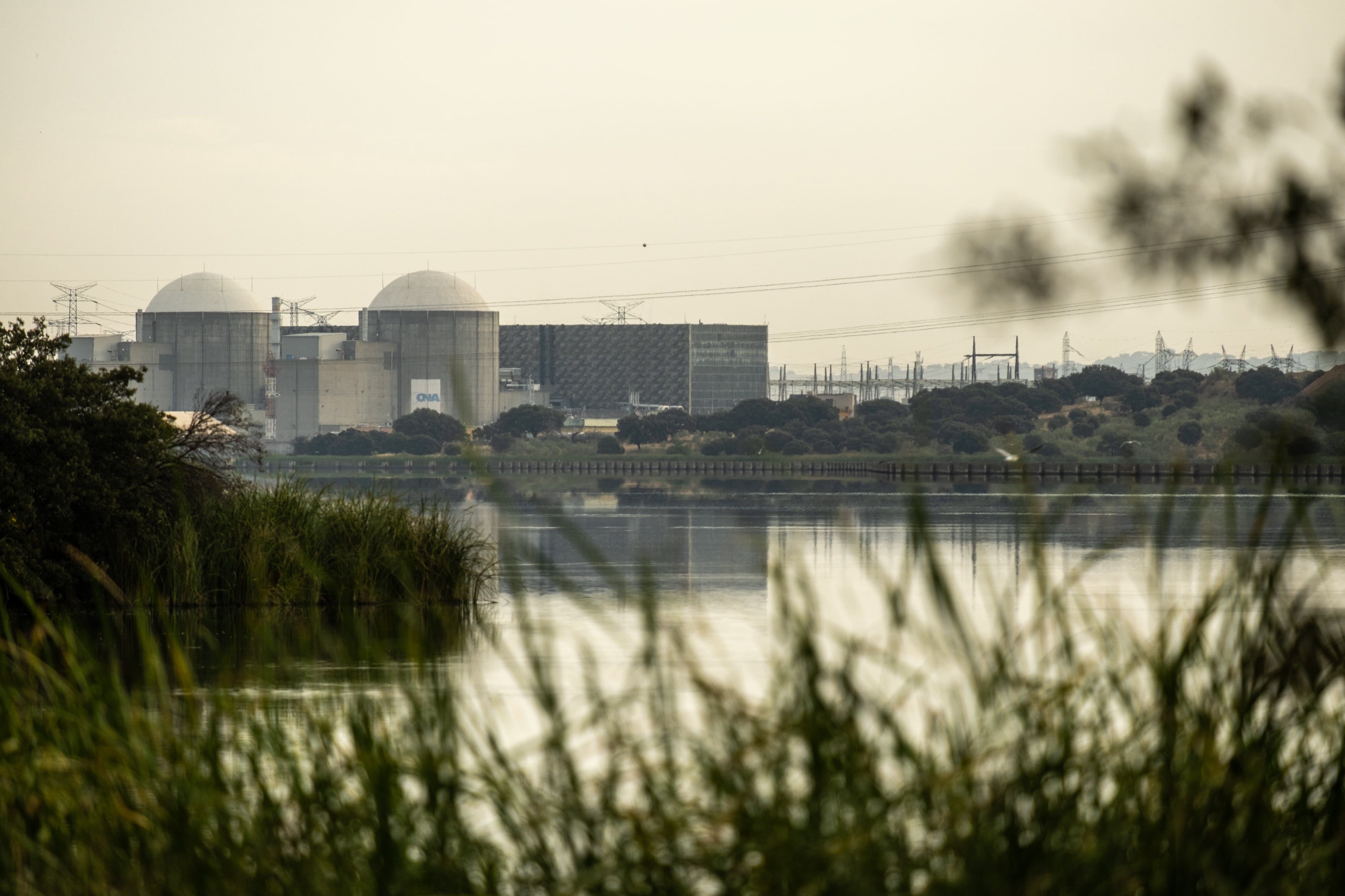 Exterior de la central nuclear de Almaraz. 