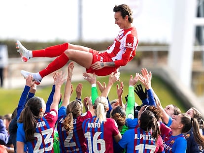 Las jugadoras del Barcelona mantean a Virginia Torrecilla. Foto: INMA FLORES