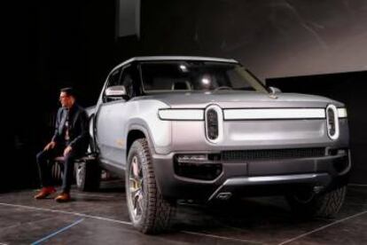 R.J. Scaringe, CEO de Rivian, presentando su modelo R1T.