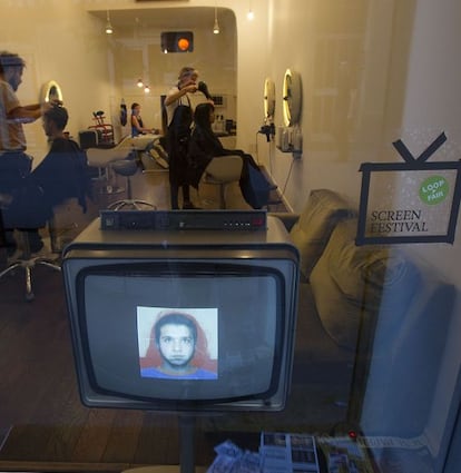 Vídeo en el escaparate de una peluquería del Raval en el marco del CityScreen.
