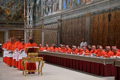 Los cardenales juran sobre el Evangelio, este miércoles en la Capilla Sixtina.