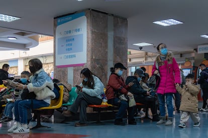 Personas esperan en un hospital en el municipio de Chongqing debido al aumento de infecciones por metapneumovirus humano (hMPV) en el suroeste de China, el 12 de enero de 2025.