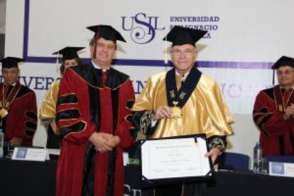 Isidro Fainé, tras ser investido doctor 'honoris causa' por la Universidad San Ignacio de Loyola de Lima.