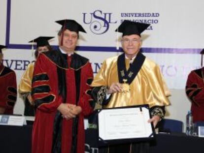 Isidro Fainé, tras ser investido doctor 'honoris causa' por la Universidad San Ignacio de Loyola de Lima.