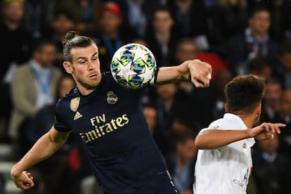 El jugador del Real Madrid Gareth Bale controla el balón.