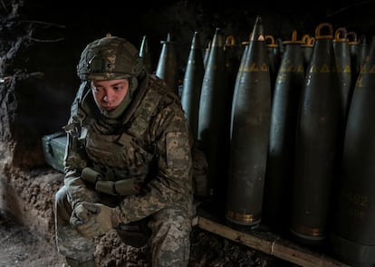 Un militar sentado junto a proyectiles en la región de Donetsk, el 8 de febrero.