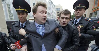 La policía detiene al activista para los derechos de los homosexuales Nikolai Alexeyev, en Moscú en 2013.
