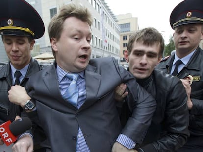La polic&iacute;a detiene al activista para los derechos de los homosexuales Nikolai Alexeyev, en Mosc&uacute; en 2013.