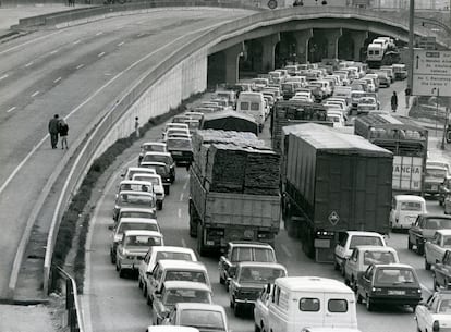 Una pareja camina por el puente de Vallecas en Madrid, con el tráfico desviado a los laterales por el intento de voladura del puente de los Tres Ojos, el 13 de marzo de 1983.