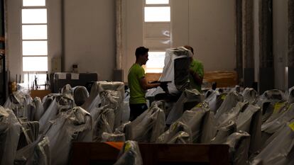 El enorme almacén de muebles de oficina de segunda mano de Reoffice, en Molina de Segura (Región de Murcia).