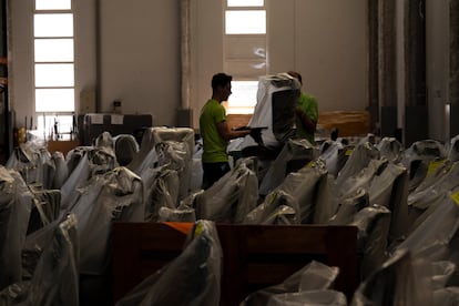 El enorme almacén de muebles de oficina de segunda mano de Reoffice, en Molina de Segura (Región de Murcia)