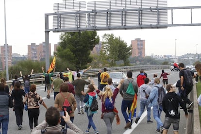 Los independentistas llevaban meses trabajando para que la jornada fuese un éxito. La principal entidad civil secesionista, la Asamblea Nacional Catalana, teorizó ya en marzo en documentos internos la posibilidad de convocar una huelga general con el ánimo de paralizar Cataluña, llamar la atención internacional y prepararse para lo que denominan “movilización permanente” previa a la declaración de independencia. Si bien el paro no fue total, sí consiguieron que los transportes públicos, la Administración, buena parte del comercio y los colegios no abrieran sus puertas.