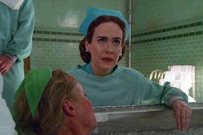 Sarah Paulson interpretando a la enfermera Ratched.