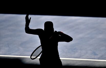 La japonesa Naomi Osaka en acción durante su partido de cuartos de final del torneo de Brisbane ante la letona Anastasija Sevatova, disputado en el centro de tenis de Queensland en Brisbane, Australia.