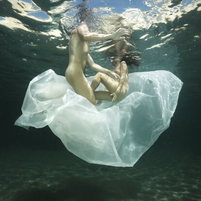 Fotografía de la serie 'Bajo el agua', tomada por Isabel Muñoz en Águilas (Murcia), en el verano de 2016. EL PAÍS ha preguntado a ocho fotógrafos qué hacen en verano con la cámara, si hacen retratos o prefieren trabajar con el móvil. Además, les hemos pedido que nos envíen imágenes tomadas por ellos en las vacaciones.