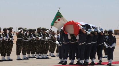 Una guardia argelina rinde honores y porta a hombros el f&eacute;retro de Mohamed Abdelaziz ayer en el aeropuerto argelino de Tinduf. 