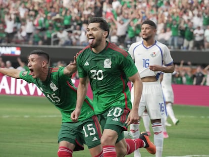 Henry Martin y Uriel Antuna celebran en el partido contra Panamá en California.