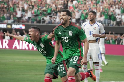 Henry Martin y Uriel Antuna celebran en el partido contra Panamá en California.