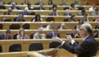 El ministro de Hacienda, Cristóbal Montoro, durante su intervención hoy en el pleno del Senado.