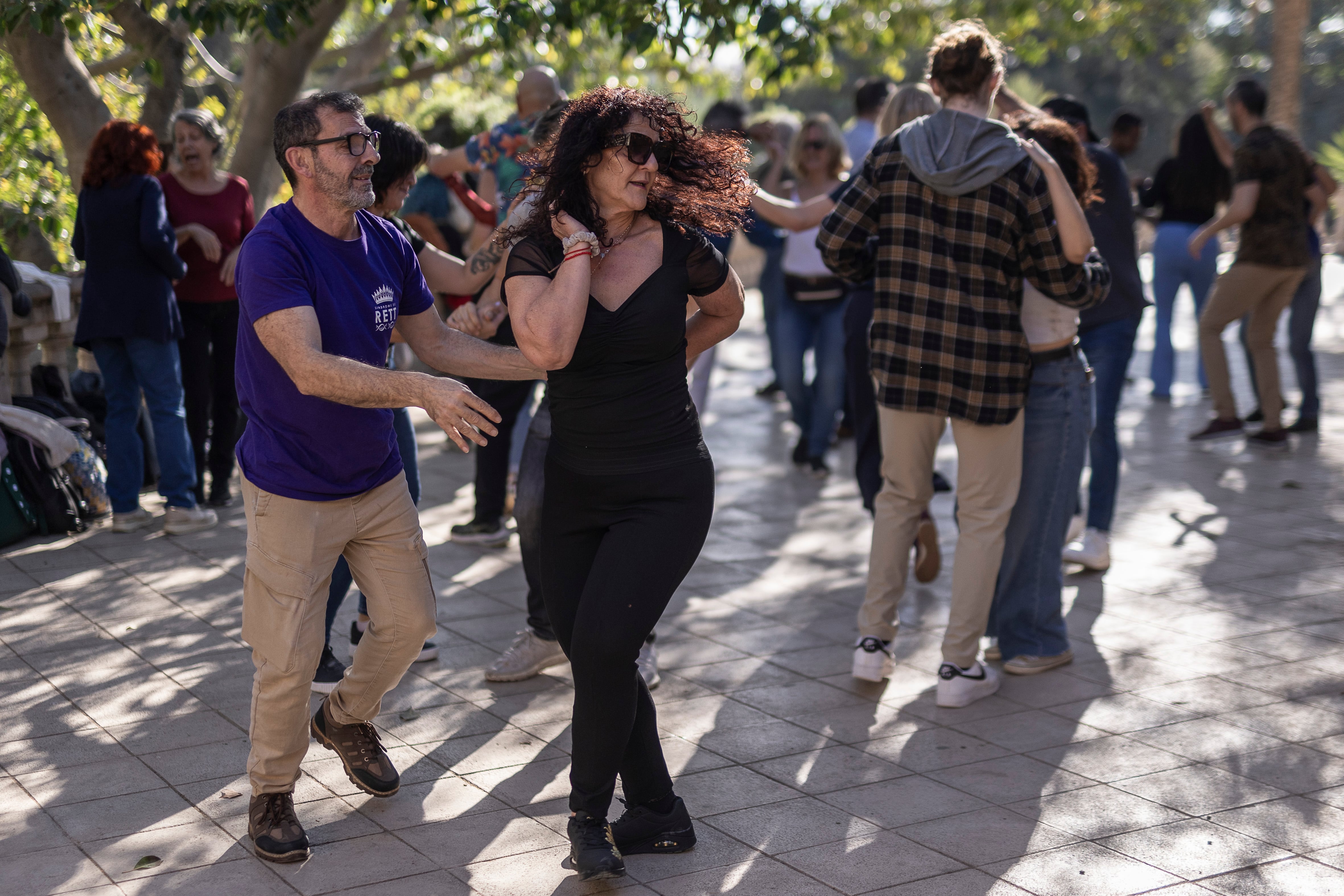 Aficionados del baile  en el parque de la Ciutadella de Barcelona. 

