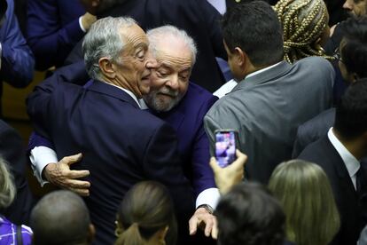 Lula da Silva abraza al presidente de Portugal, Marcelo Rebelo, después de su discurso de juramentación en la sede del Congreso. 