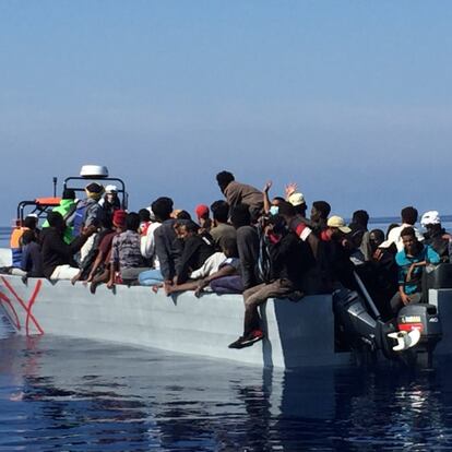 Entre las seis de la mañana y la una y media de la tarde del sábado 12 de junio se llevaron a cabo tres operaciones de rescate casi consecutivas. Como resultado, 256 personas han llegado a bordo del barco, que durante 10 días ha estado navegando en aguas internacionales en la zona de salvamento y rescate (SAR, Search and Rescue) de Libia.