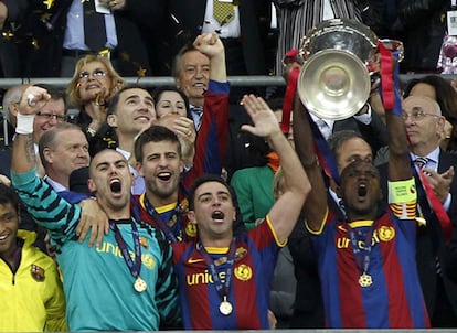 Abidal levanta a taça de campeão da Europa de 2010.