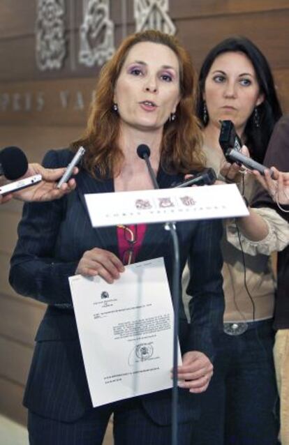 La diputada socialista Eva Martínez explica en las Cortes la apertura de diligencias por la compra de Valmor.