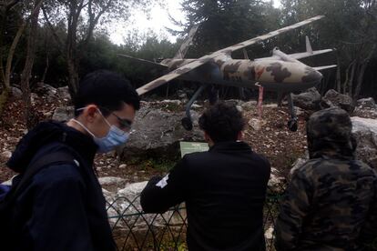 Partidarios de Hezbolá en un museo militar con réplicas de drones, el sábado en Mlita (sur de Líbano).