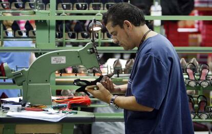 Un trabajador de la empresa de calzado Magrit, en Elda-Monovar (Alicante).