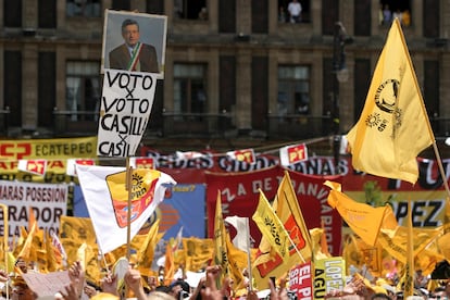 Simpatizantes de López Obrador asisten a la segunda Asamblea Informativa por la Defensa del Voto, en la plancha del Zócalo, en junio de 2006.