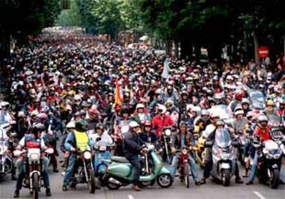 Motoristas reunidos, ayer, para protestar contra los quitamiedos.