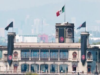 Las banderas de la serie de televisin ondean en el Castillo de Chapultepec, en una imagen manipulada con inteligencia artificial.