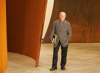 El escultor Richard Serra posa junto a su obra.
