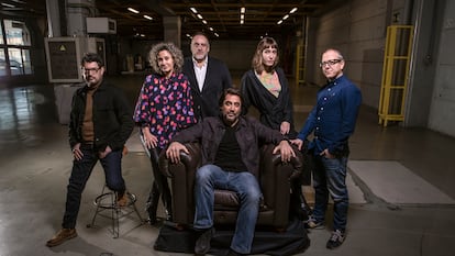 Desde la izquierda, Manolo Solo, Sonia Almarcha, Fernando Albizu, Almudena Amor y Óscar de la Fuente rodean a Javier Bardem, este jueves en las antiguas rotativas de EL PAÍS. Los seis intérpretes son candidatos al Goya por 'El buen patrón'