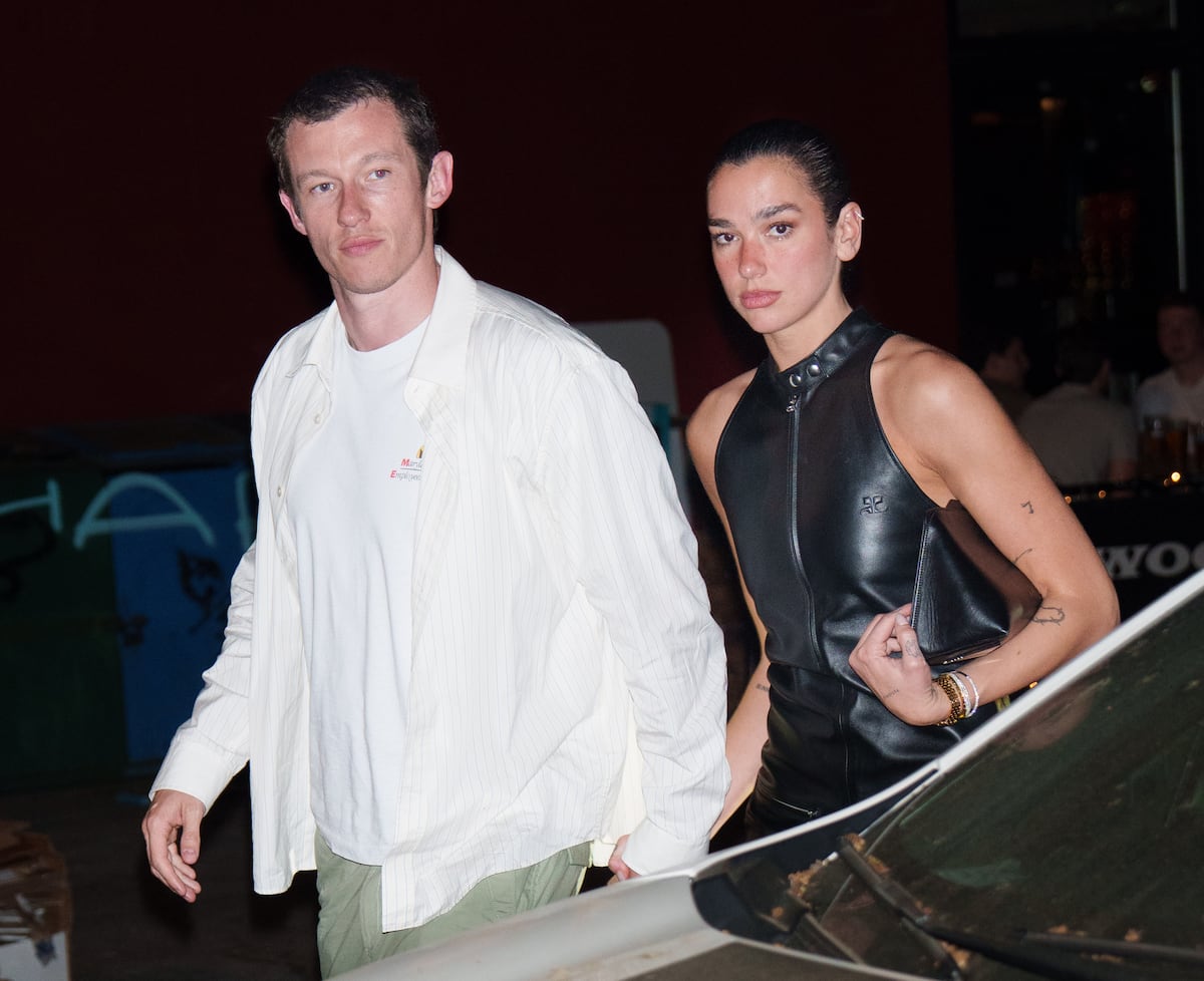 Callum Turner y Dua Lipa se conocieron leyendo el mismo capítulo del mismo libro y se dieron cuenta de que estaban “en la misma página”