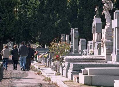 Celebración del Día de Todos los Santos en el cementerio de la Almudena, en Madrid.